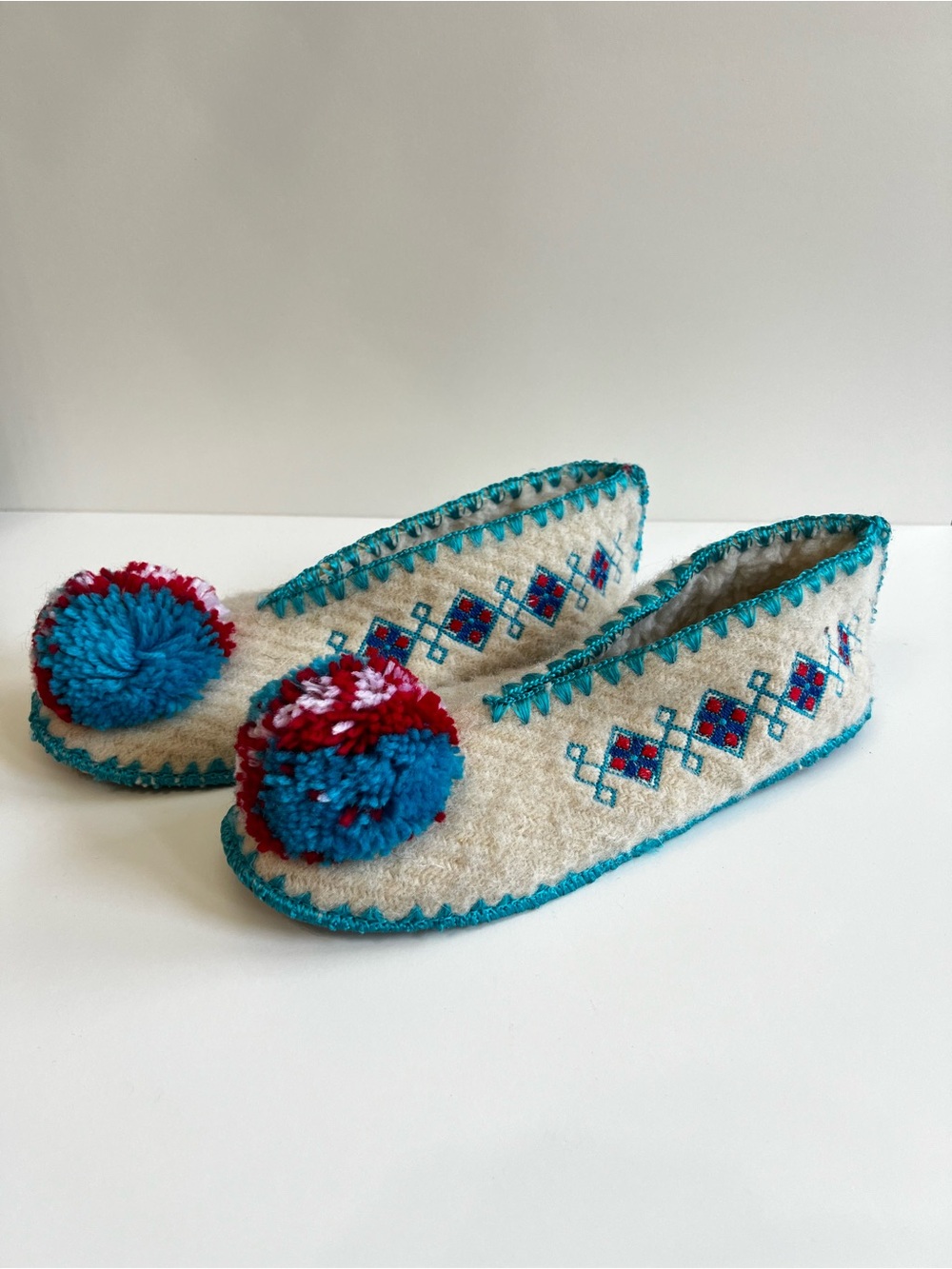 Handmade Traditional Greek Slippers Wool Leather Pom Pom Embroidered Bohemian 40 - Picture 2 of 7